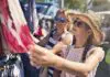 Mercato di Civitanova Marche, tutti i consigli utili su dove quando e cosa acquistare Alcune turiste mentre fanno shopping al mercato di Civitanova Marche